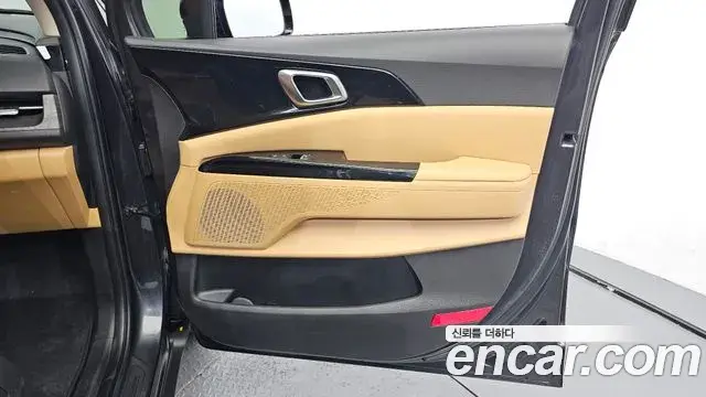 Kia Carnival 2023 — ფოტო 18/41
