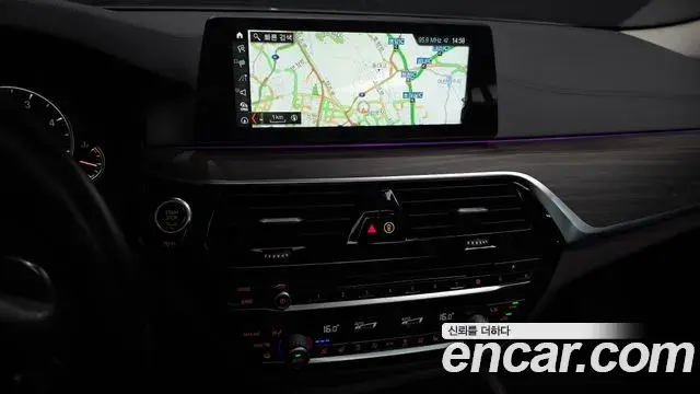 BMW 5 Series 2018 — Фото 14/20