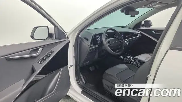 Kia Niro 2025 — ფოტო 8/38