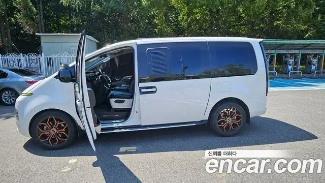 Hyundai Staria 2021 — Photo 1/20