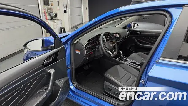 Volkswagen Jetta 2023 — Photo 8/34