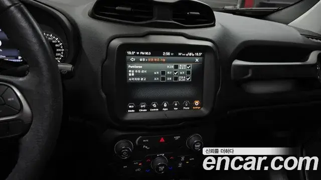 Jeep Renegade 2019 — Photo 31/32