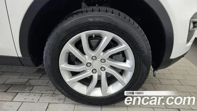 Land Rover Discovery Sport 2019 — Photo 17/32