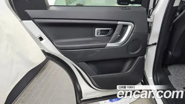 Land Rover Discovery Sport 2019 — Photo 32/32