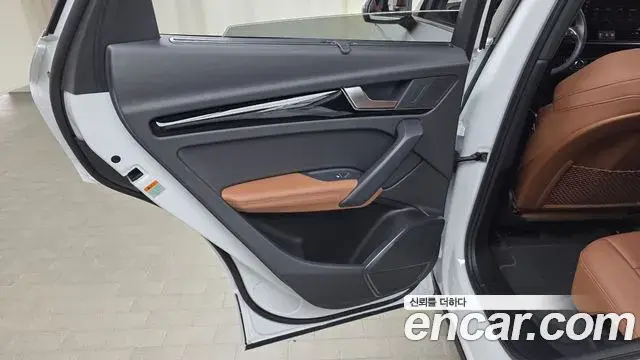 Audi Q5 2021 — Şəkil 28/33