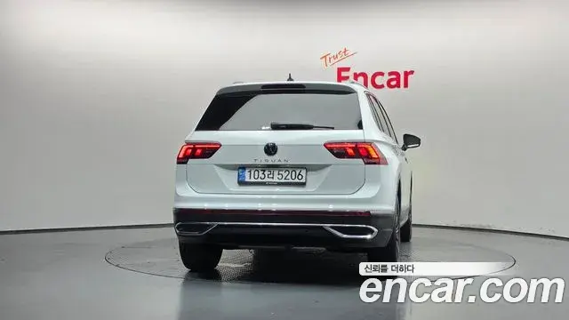 Volkswagen Tiguan 2022 — ფოტო 30/34