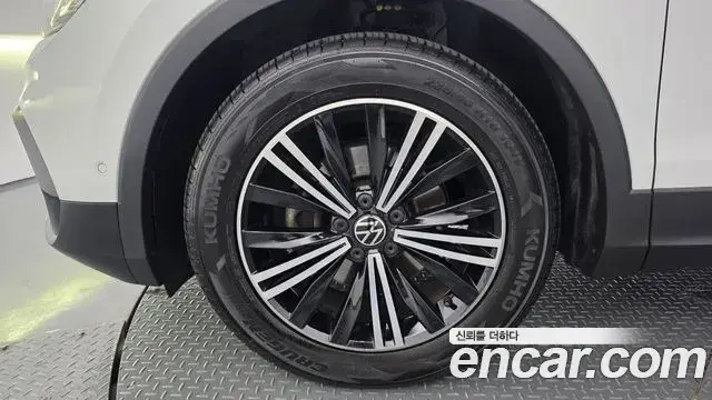 Volkswagen Tiguan 2022 — ფოტო 24/34