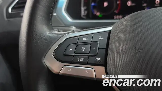 Volkswagen Tiguan 2022 — ფოტო 8/34
