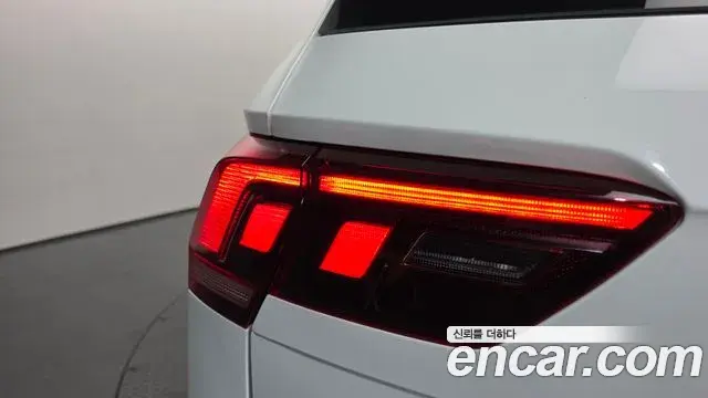 Volkswagen Tiguan 2022 — ფოტო 5/34