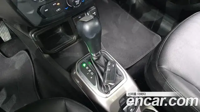 Jeep Renegade 2021 — ფოტო 25/31