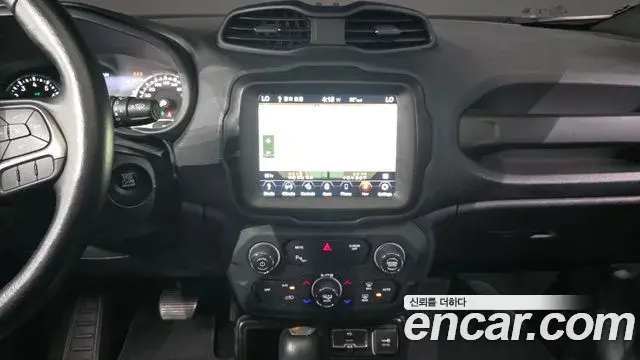 Jeep Renegade 2021 — ფოტო 20/31