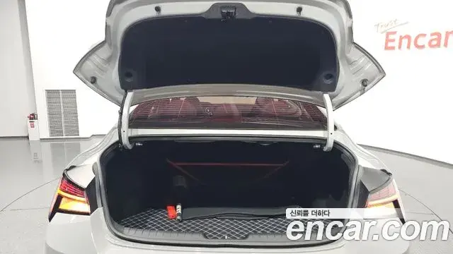 Hyundai The New Avante Hybrid 2022 — Photo 24/31