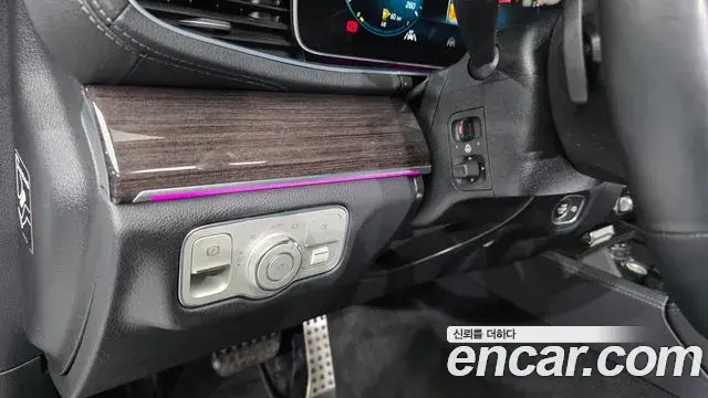 Mercedes-Benz GLE-Class 2021 — Photo 31/37