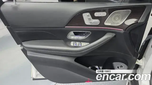 Mercedes-Benz GLE-Class 2021 — Photo 18/37