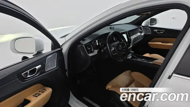 Volvo XC60 2018 — Фото 10/20