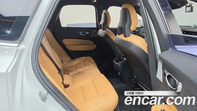 Volvo XC60 2018 — Фото 11/20