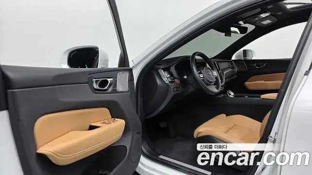 Volvo XC60 2021 — Фото 10/20