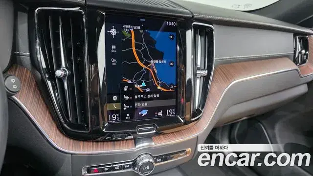 Volvo XC60 2021 — Фото 14/20