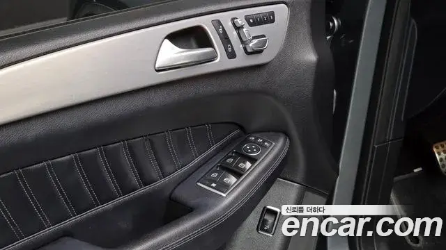 Mercedes-Benz GLE-Class 2018 — Photo 13/36