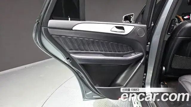 Mercedes-Benz GLE-Class 2018 — Photo 32/36