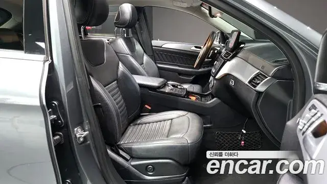 Mercedes-Benz GLE-Class 2018 — Photo 9/36