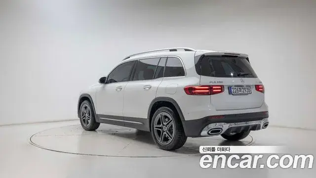 Mercedes-Benz GLB-Class 2025 — Фото 2/20