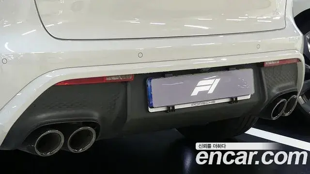 Porsche Macan 2022 — Фото 1/18