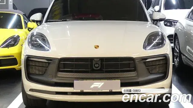 Porsche Macan 2022 — Фото 2/18