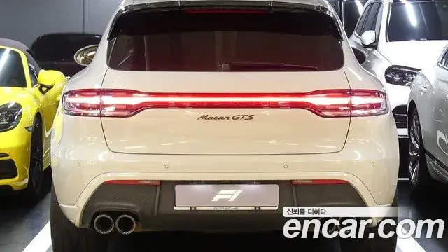 Porsche Macan 2022 — Фото 3/18