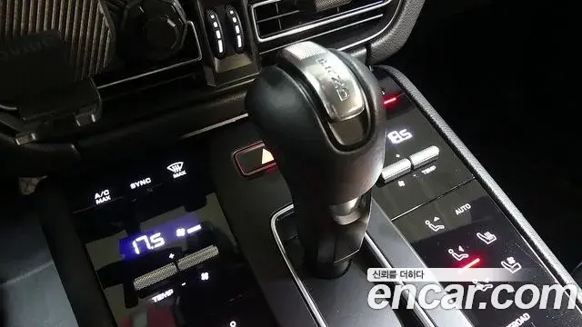 Porsche Macan 2022 — Фото 8/18