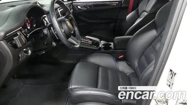 Porsche Macan 2022 — Фото 9/18