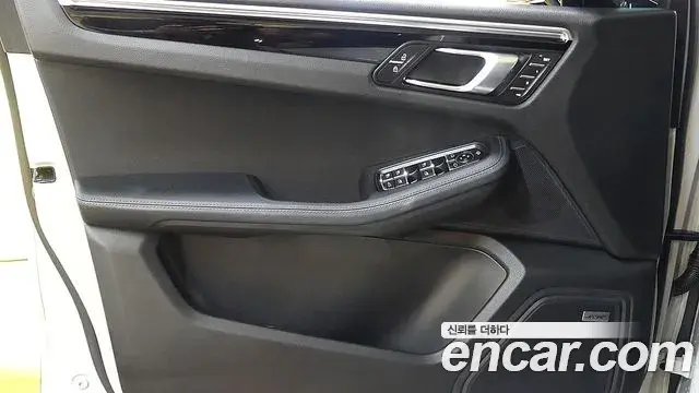 Porsche Macan 2022 — Фото 12/18