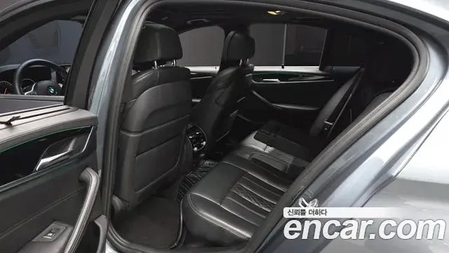 BMW 5 Series 2019 — Фото 11/20