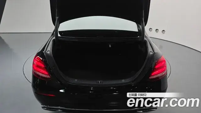 Mercedes-Benz E-Class 2019 — Фото 17/20