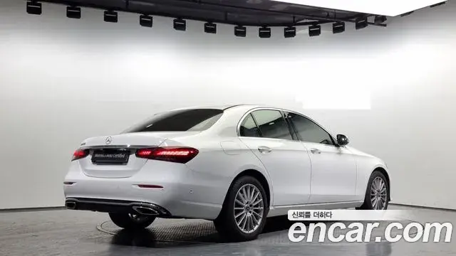 Mercedes-Benz E-Class 2022 — Фото 1/20