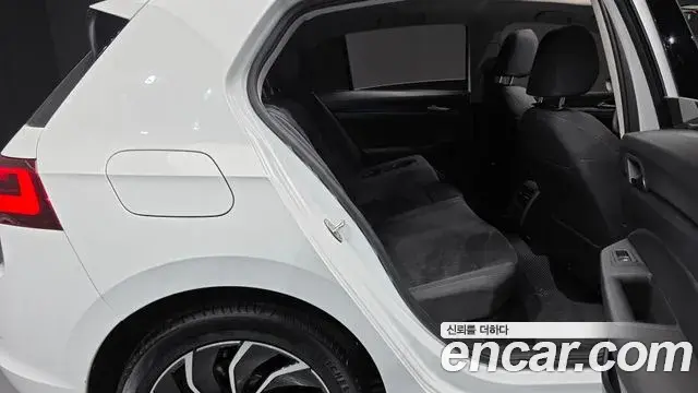 Volkswagen Golf 2022 — Photo 9/32