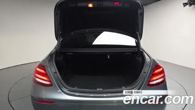 Mercedes-Benz E-Class 2019 — Фото 20/20