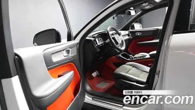 Volvo XC40 2018 — Фото 10/20