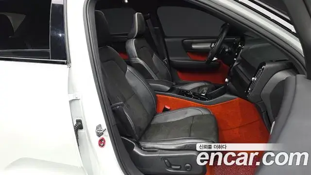 Volvo XC40 2018 — Фото 12/20