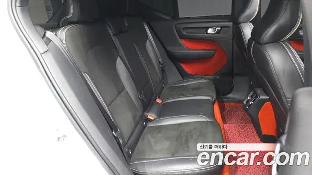 Volvo XC40 2018 — Фото 13/20