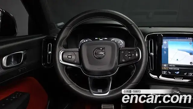 Volvo XC40 2018 — Фото 14/20