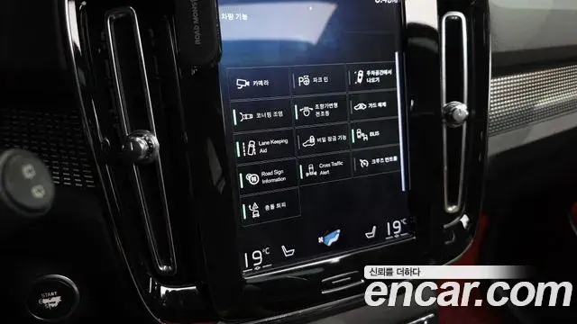 Volvo XC40 2018 — Фото 17/20