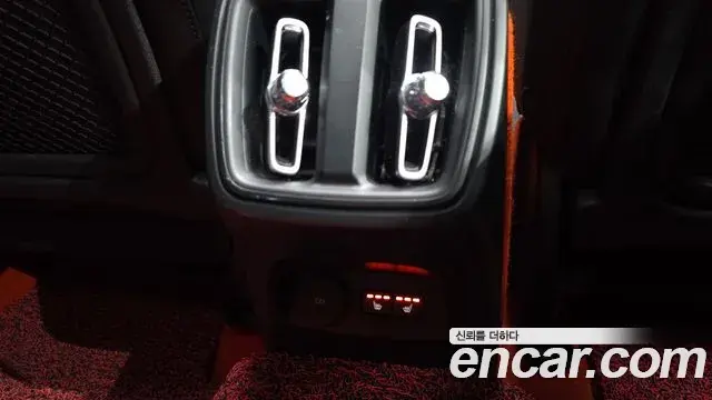 Volvo XC40 2018 — Фото 19/20