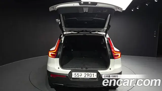 Volvo XC40 2018 — Şəkil 21/41