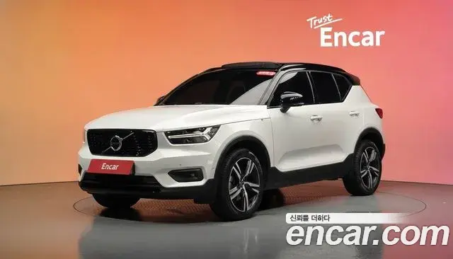 Volvo XC40 2018 — Фото 1/20