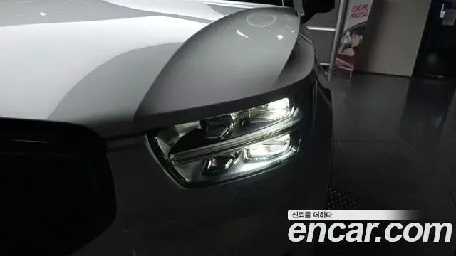 Volvo XC40 2018 — Şəkil 24/41