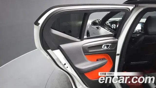 Volvo XC40 2018 — Şəkil 25/41