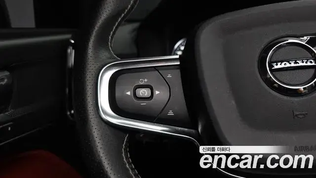 Volvo XC40 2018 — Şəkil 22/41