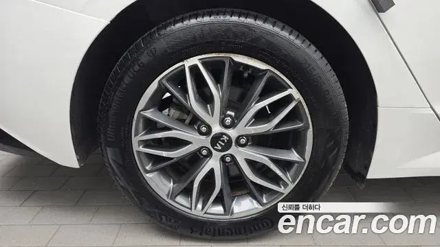 Kia K5 2019 — ფოტო 23/31