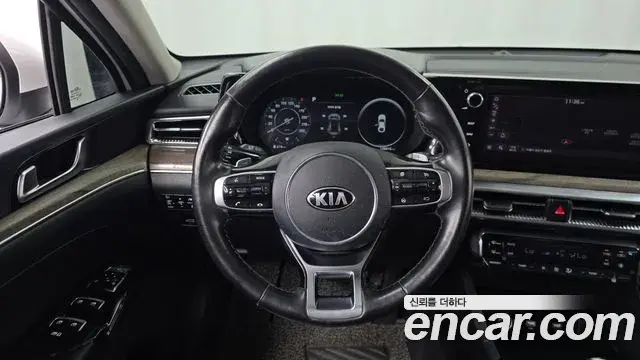 Kia K5 2019 — ფოტო 26/31